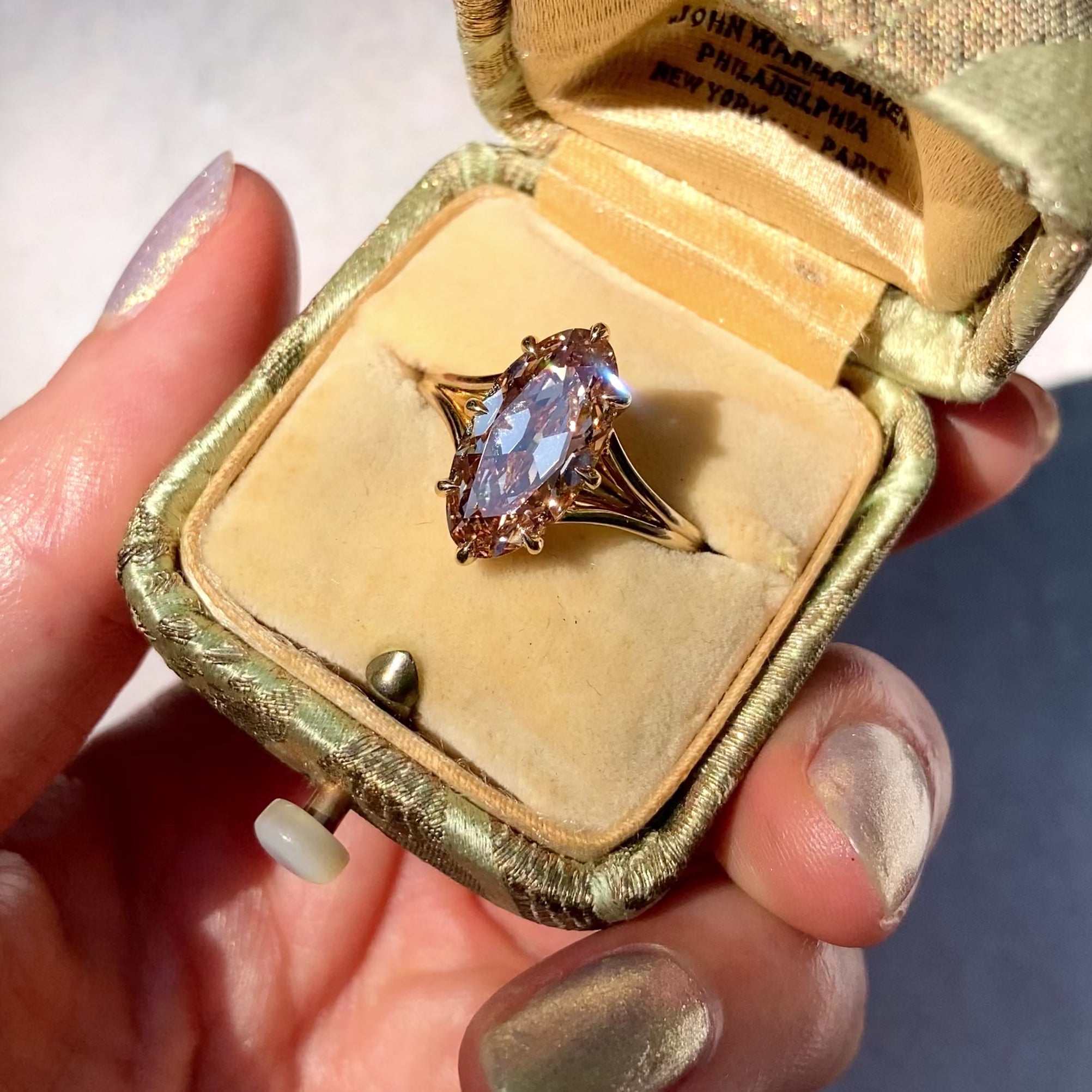 ::color_yellow ::| Ophelia 3.2ct moval oval lab-grown champagne diamond solitaire engagement ring with a split shank in yellow gold in ring box video
