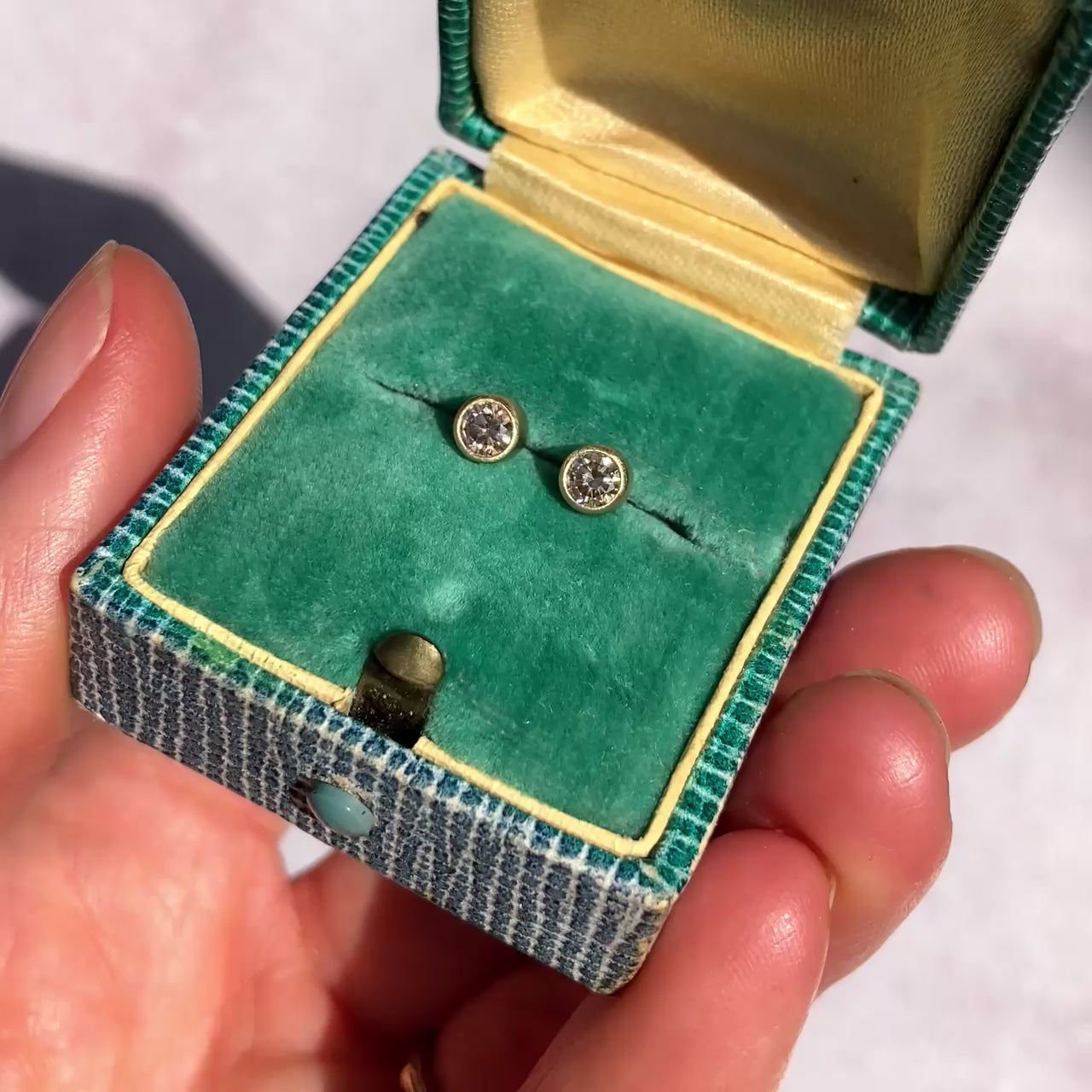 ::color_yellow ::|Champagne diamond stud earrings 0.3ctw yellow gold front view in ring box video