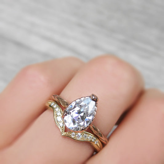 <center><strong>・FIONA・</strong><br></center>Pear Moissanite, Willow Leaves (1.5ct, Ready to Ship)